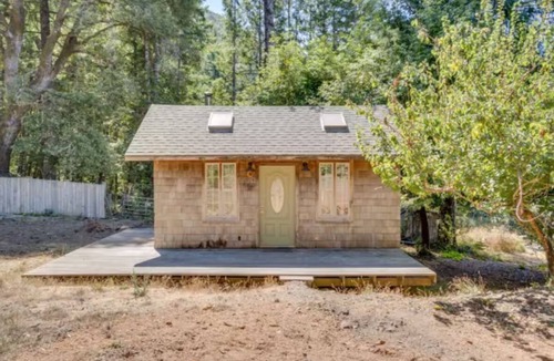 Carlotta Cabin | Charming cabin in serene Petrolia with WiFi