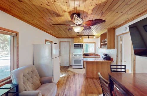 Cobb Cabin | Charming Cabin with 2 bedrooms. King bed and Queen Bed, 65" TV, Recliners, Deck