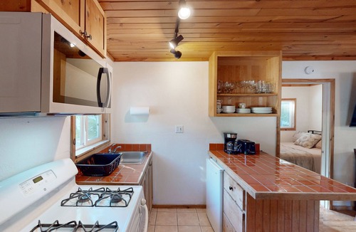 Cobb Cabin | Charming Cabin with 2 bedrooms. King bed and Queen Bed, 65" TV, Recliners, Deck