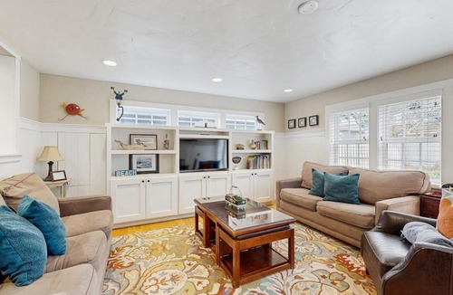 Seaside House | Charming cottage 1 block from the Prom & beach with private deck & Ping-Pong