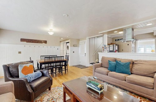 Seaside House | Charming cottage 1 block from the Prom & beach with private deck & Ping-Pong