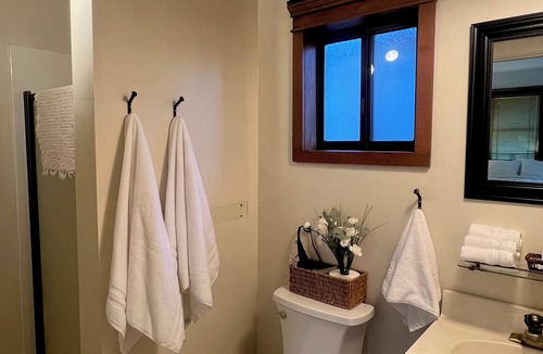 Roseburg Cottage | Charming cottage studio in serene environment perfect for a relaxing getaway