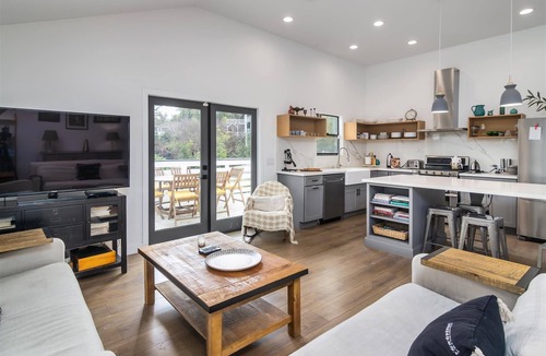 Eagle Rock House | Charming Flora-Filled Home in Highland Park