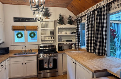 Arrowhead Villas Cabin | Charming Historic Cottage, Hot Tub, Fireplace, Firepit, Enclosed Patio