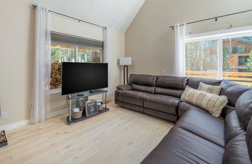 Pla-Vada Woodlands House | Charming home with game room, deck, full kitchen, & washer/dryer