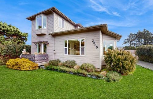 Bandon House | Charming home with WiFi deck & grill - 1 block to the beach