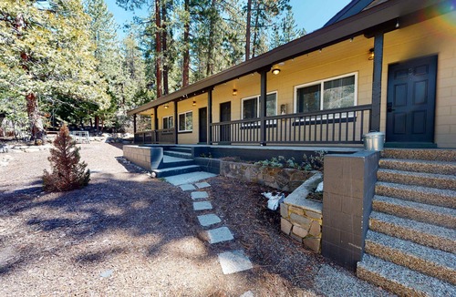 Kings Beach Ski Chalet | Charming hotel with lakeview, golf, skiing, WiFi, & Netflix