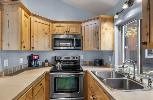 Three Rivers House | Charming Sunriver Cabin With Deschutes River Access and Proximity to Cascade Lak