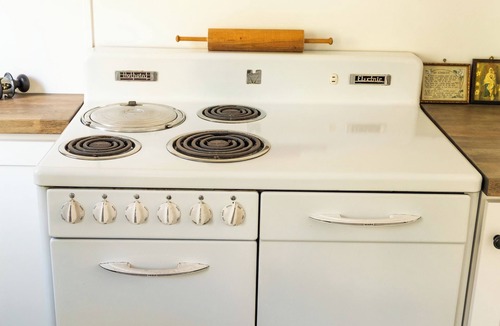 Forest Falls House | Charming, Vintage & Authentic Getaway - Sunroom - Free Parking!
