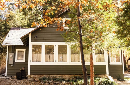 Forest Falls House | Charming, Vintage & Authentic Getaway - Sunroom - Free Parking!
