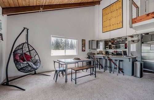 Groveland Cottage | Charming Yosemite 3BR Cottage with Hot Tub & Stargazing