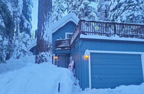 Tahoe Woods Cabin | Cheerful and bright Tahoe City Cabin close to all!