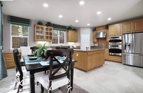 Tracy House | Cheerful Executive 4-bedroom residential home
