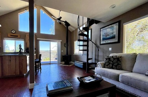 Fair Play Cabin | Cheerful one bedroom loft cabin close to wineries