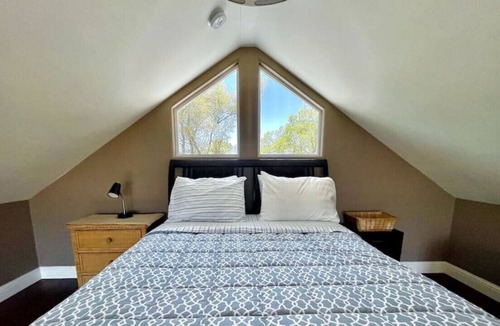 Fair Play Cabin | Cheerful one bedroom loft cabin close to wineries