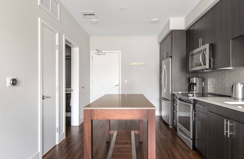 Shoreline West Apartment | Cheery Mountain View 1BR w/ Pool, Spa, Roofdeck, by Blueground