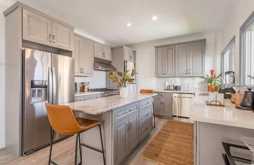 El Porto Apartment | Chic 2BR Family Retreat in Manhattan Beach