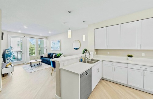 Sparks Apartment | Chic Apt. w/Jacuzzi, Pool, Nr Casino & Shopping