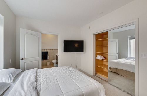Sawtelle Condo | Chic Condo Near Santa Monica: Parking & Workspace!