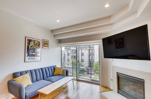 Sawtelle Condo | Chic Condo Near Santa Monica: Parking & Workspace!