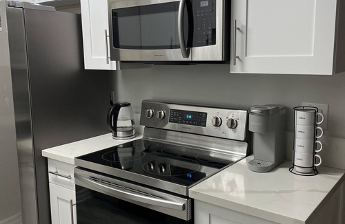 Westchester Condo | Chic LA Condo 10 min from Beach and SoFi