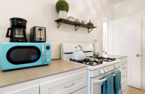 Northeast Apartment | Chic Santa Monica 1BR Cottage with Parking and Washer&Dryer