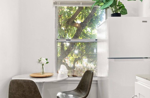 Northeast Apartment | Chic Santa Monica 1BR Cottage with Parking and Washer&Dryer