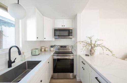 Carlsbad Apartment | Chic Seaside Studio Steps to Beach w/AC & Parking