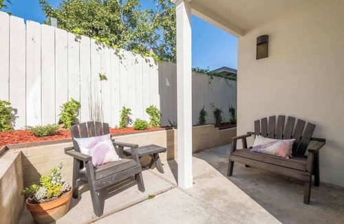 Carlsbad Apartment | Chic Seaside Studio Steps to Beach w/AC & Parking