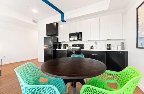 Little Tokyo Apartment | Chic Studio with Stunning DTLA Views, Walk to Metro