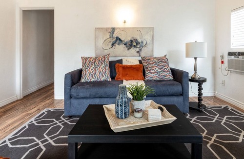 Downtown Redlands Apartment | Chill · Charm · Deluxe Duplex · 节省每月住宿费用