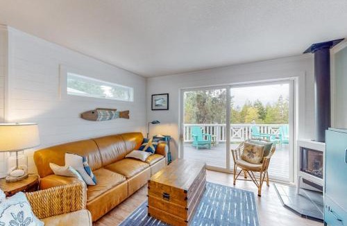 Manzanita House | Classic dog-friendly beach house with vast outdoor living hot tub & firepit