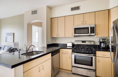 Playa Del Rey Apartment | Classic Playa Del Rey 2BR w/Pool, Jacuzzi & Gym, near LAX, by Blueground