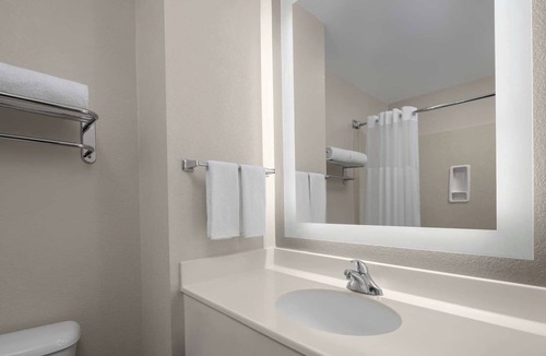 Downtown Hotel | Close to Heritage Theatre! Full Kitchen, Pets Are Welcome!