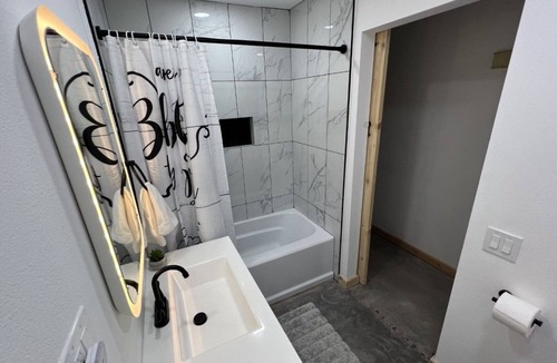 Panorama Heights Cottage | Close to the park, sleeps 6, pets ok!