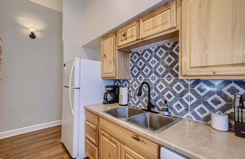 City Park Apartment | Cloud by Modern Midstay/1 Block to City Park #C2
