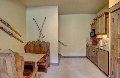 Breckenridge House | Cloud Peak Vista is a five-star home built into the hillside in the Peak Seve
