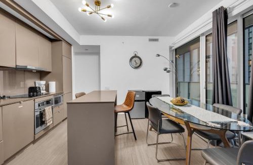 Downtown Toronto Apartment | CN Tower 2BR Downtown Suite - Sleeps 6