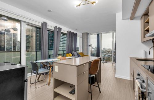 Downtown Toronto Apartment | CN Tower 2BR Downtown Suite - Sleeps 6