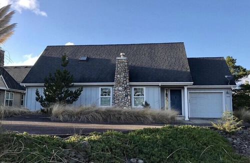 Four Sisters House | Coastal Getaway, 1 block from the beach Pet Friendly