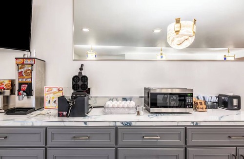 Yuba City Hotel | Comfort and Value Stay | Pet-friendly Room + Free Breakfast & Parking