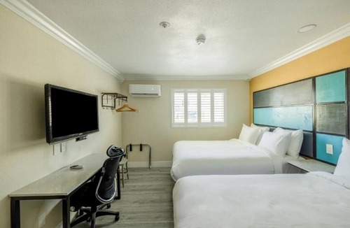 Victorville Hotel | Comfortable 2 Queen Beds w/Microwave Near Local Dining