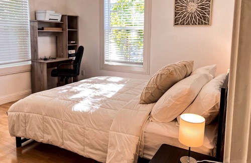 North Oak Park Apartment | Comfortable 2BR with Spacious Deck! 7 mins to Sacramento Midtown/Downtown