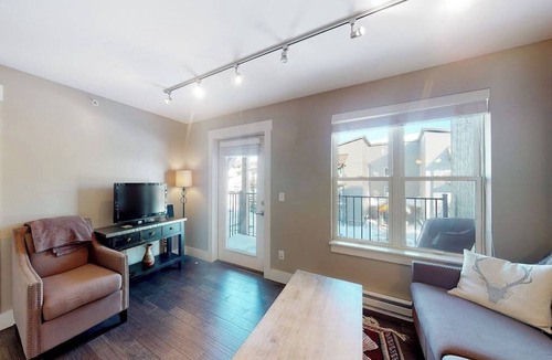 Mount Crested Butte Condo | Comfortable condo with sweeping mountain views, private balcony, & washer/dryer