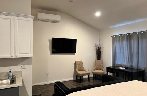 Palms House | Comfortable high ceiling studio