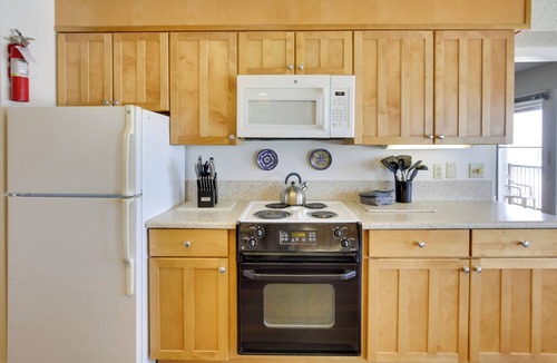 Lincoln Beach Condo | Comfortable Lincoln City Condo w/Patio & Views!