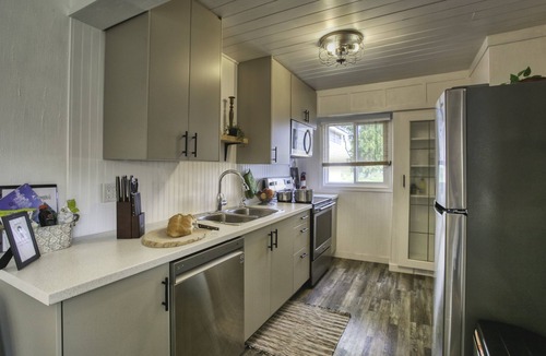 Beamsville House | Comfortable spacious farmhouse vineyard location. Ensuite bathrooms.