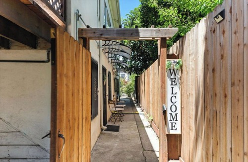 Paradise Park Apartment | Comfy 2BR Minutes to UC Berkeley Campus, Major Hospitals with Parking