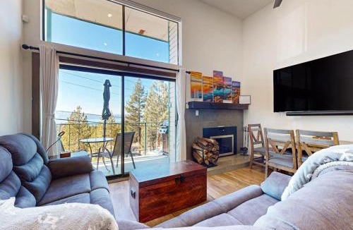 Tahoe Village House | CONDO WITH BEAUTIFUL LAKE VIEW & CLOSE TO STAGE COACH LODGE