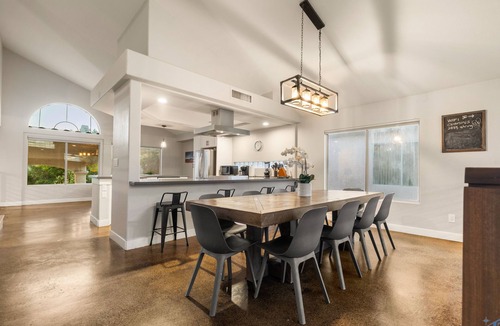 Green Valley North House | contemporary 5bd w/pool, open floor plan, & upgraded kitchen! 5mins to airport!
